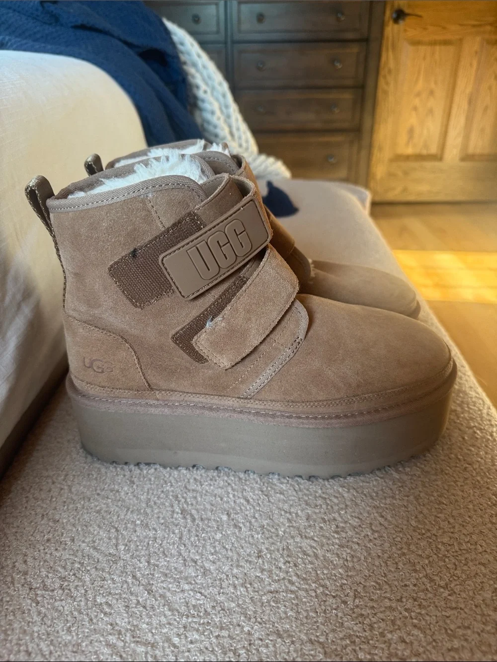 Like New! Women's UGG Neumel Platform Shearling Boots